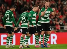 大谷翔平在 2024 世界大赛夺冠庆典上抱着 Decoy 登场，萌化了全洛杉矶球迷